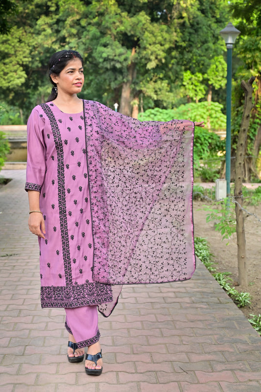 Women's lavender kurta set with embroidered sheer dupatta